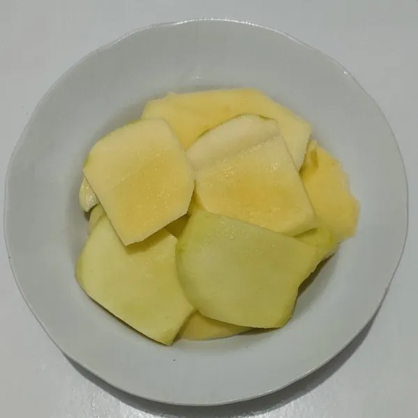 Susun mangga dalam piring saji, kemudian siram dengan bumbu. Siap dinikmati.