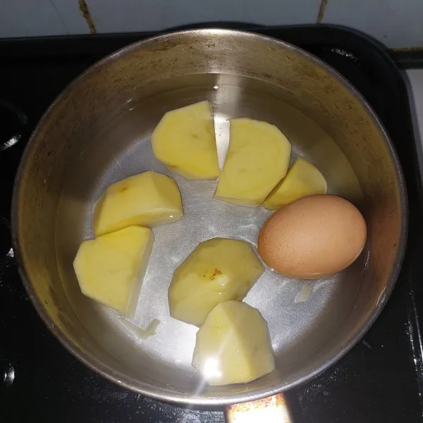 Rebus kentang dan telur. Hingga kentang empuk dan telur matang (kurang lebih 30 menit).