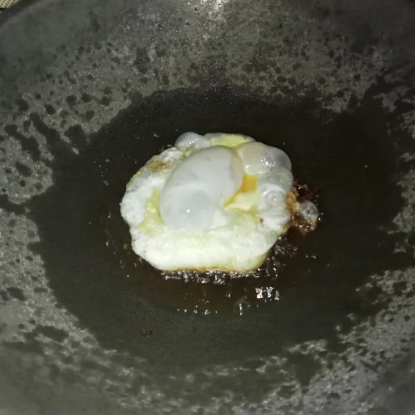Ceplok telur satu persatu hingga matang, angkat dan tiriskan.