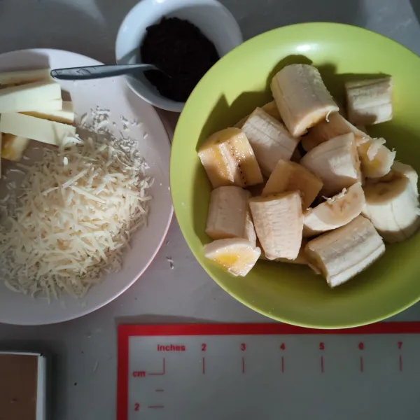 Potong pisang, parut keju prochiz, lalu potong memanjang seukuran pisang keju milkysoft.
