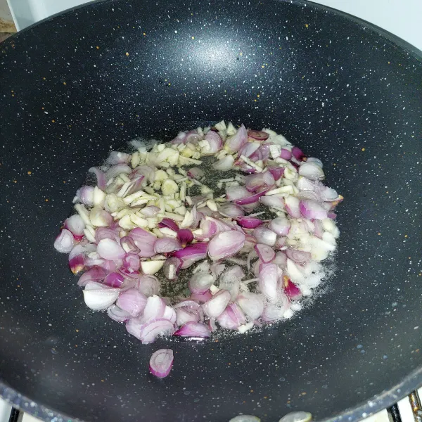 Tumis bawang merah dan bawang putih hingga harum.