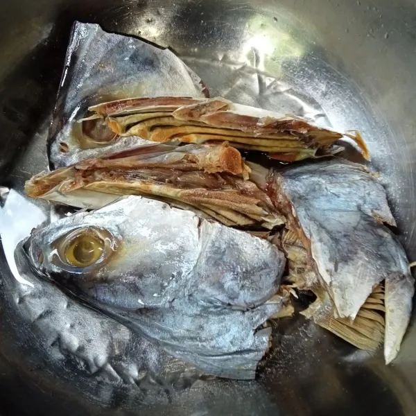 Potong-potong kepala ikan asin, rendam dengan air hangat sekitar 1 jam. Lalu cuci bersih.