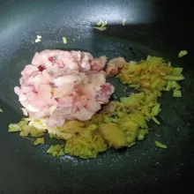 Masukkan ayamnya, masak hingga berwarna putih atau setengah matang.