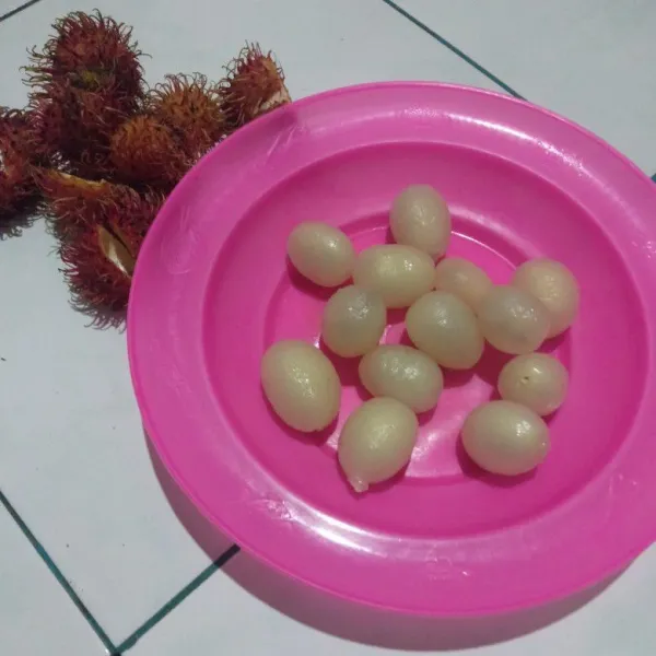 Kupas rambutan, lalu cuci dengan air matang.