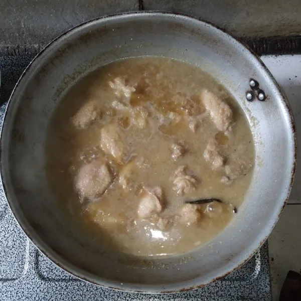 Nyalakan api, biarkan mendidih, bumbui dengan kaldu bubuk dan garam, kemudian cicipi rasanya.