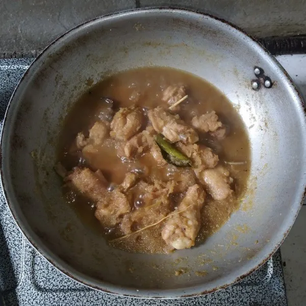 Biarkan airnya menyusut sambil terus diaduk.