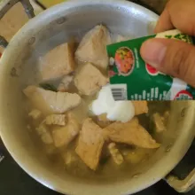 Masukkan santan, lalu aduk rata.