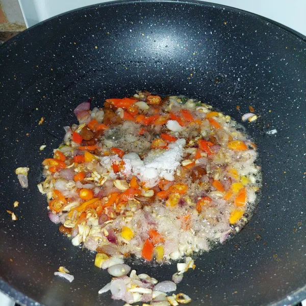 Tambahkan cabe, gula merah dan garam, masak hingga larut.