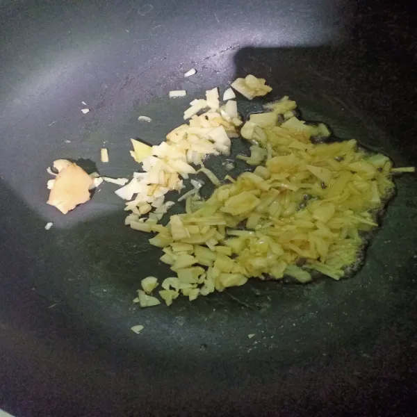 Tumis jahe, bawang putih, dan bombay dengan margarin hingga harum.