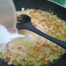 Tambahkan larutan maizena aduk hingga mengental lalu masukkan daun bawang bagian hijaunya.