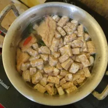 Masukkan tahu dan tempe, lalu aduk rata. Masak hingga bumbu meresap.