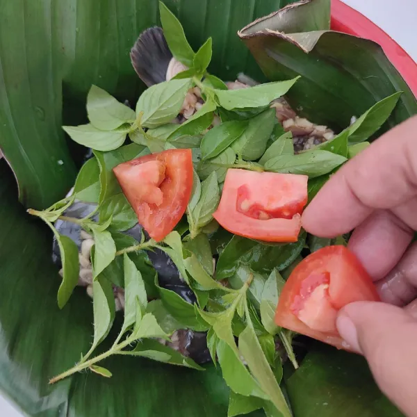 Tambahkan daun kemangi dan tomat di atasnya.