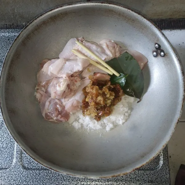 Masukkan semua bahan termasuk bumbu halus ke dalam wajan.