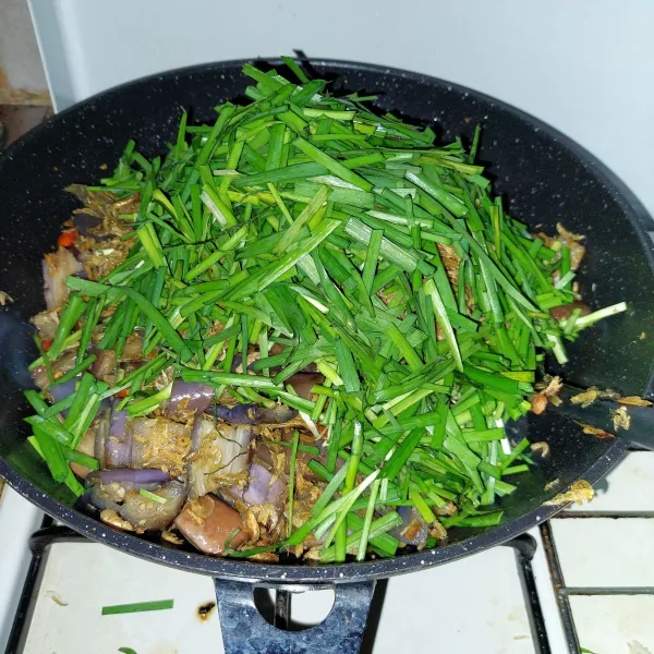Tambahkan daun kucai.