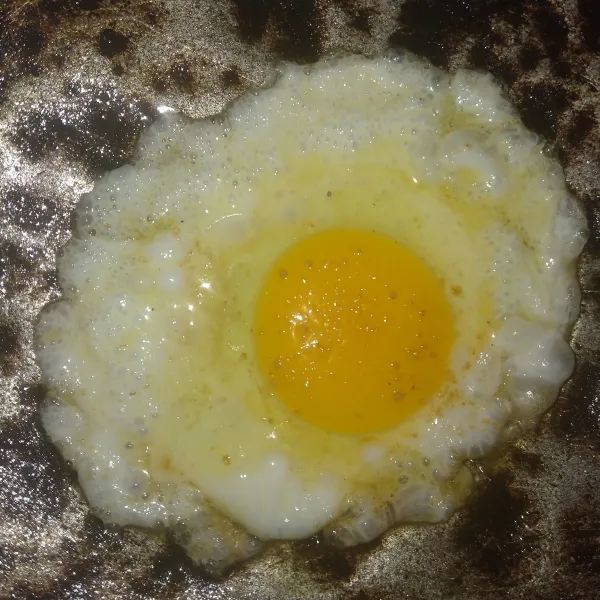 Ceplok telur beri penyedap rasa lalu sisihkan.