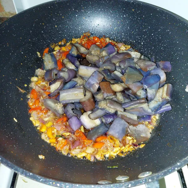 Masukkan terong, aduk rata.