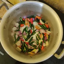 Tumis bumbu iris hingga harum dan matang.