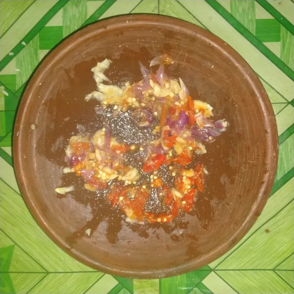 Haluskan bawang merah, bawang putih, cabe rawit.