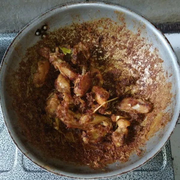 Kecilkan api, lalu aduk-aduk hingga mengering. Kemudian sajikan.