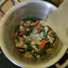 Masukkan air, kaldu bubuk, garam, dan gula pasir. Masak hingga air mendidih.