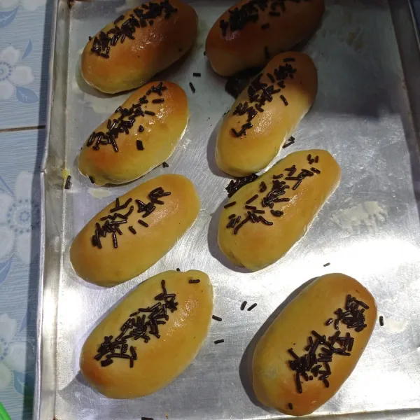Panaskan oven dengan api besar selama 10 menit. Masukkan roti, panggang dengan api sedang selama 20 menit. Kemudian angkat dan olesi dengan margarin. Lalu sajikan.