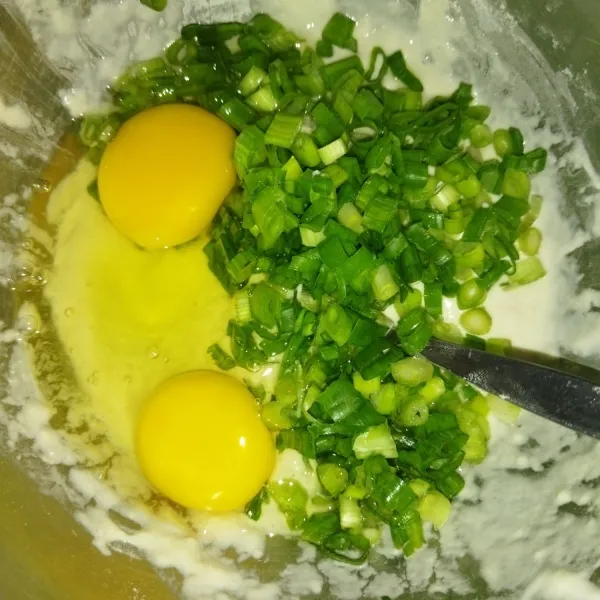 Lalu tambahkan 2 butir telur dan potongan daun bawang.