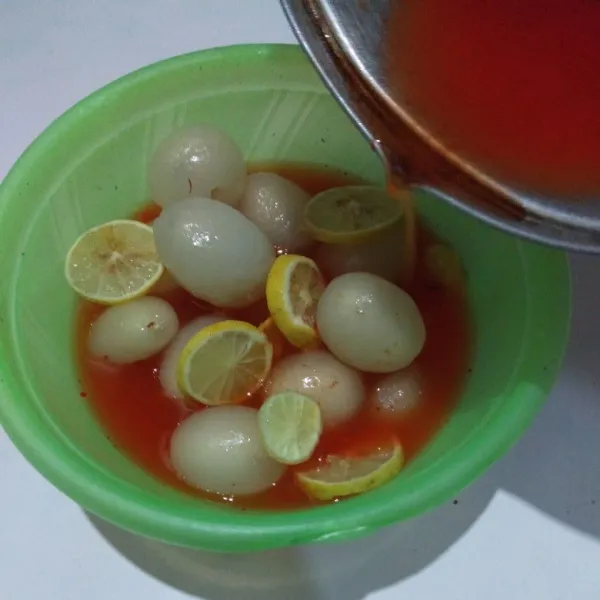 Siapkan rambutan, beri irisan jeruk nipis, dan air peras. Kemudian tuang rebusan bumbu.