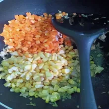 Masukkan wortel, jagung dan air. Masak hingga mendidih.