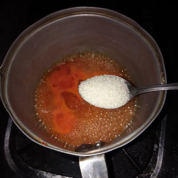 Didihkan air, masukkan bumbu halus, tambahkan gula pasir. Matikan api, tunggu uap hilang (hangat).