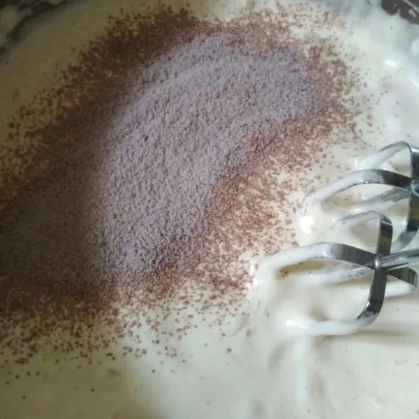 Tambahkan tepung terigu, tepung maizena dan bubuk coklat bertahap dengan cara disaring mixer dengan kecepatan rendah.