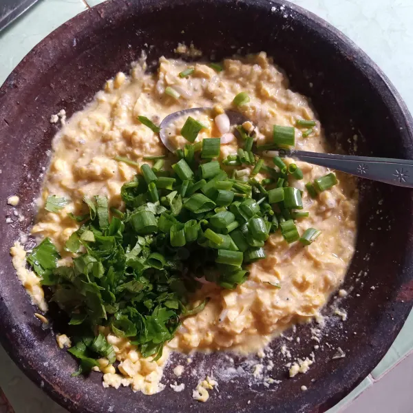 Masukkan irisan seledri dan daun bawang.