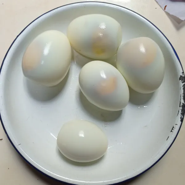 Rebus telur ayam sampai matang, angkat lalu kupas, sisihkan.