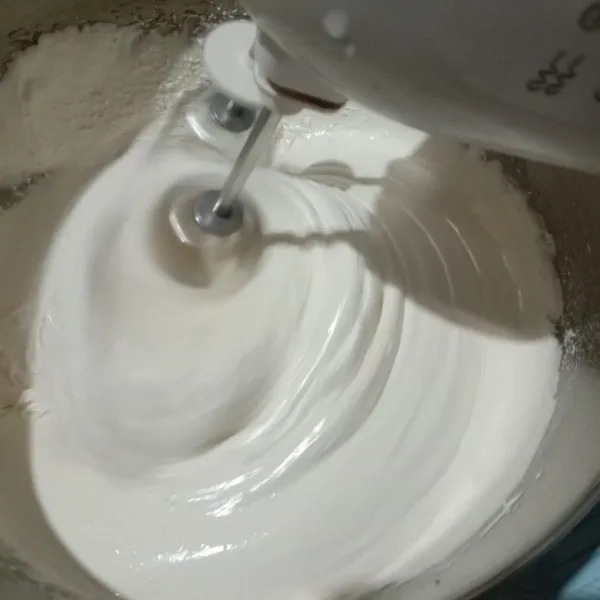 Masukkan tepung terigu sambil diayak kedalam wadah. Masukkan gula, vanila, telur, dan air sprite. Kocok dengan speed rendah sampai gula larut lalu masukkan SP.