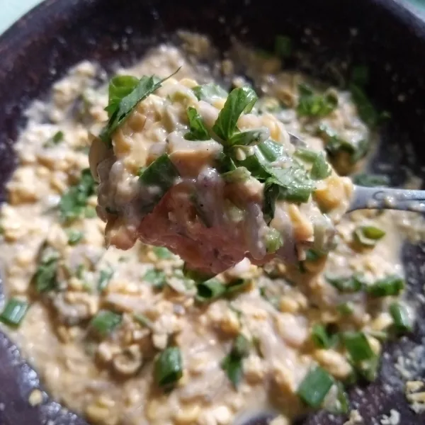 Aduk rata kembali, lalu ambil adonan sesendok makan penuh.