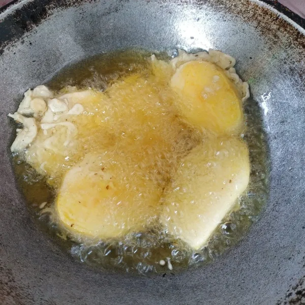 Masukkan ke dalam minyak yang telah di panaskan dan goreng hingga matang.