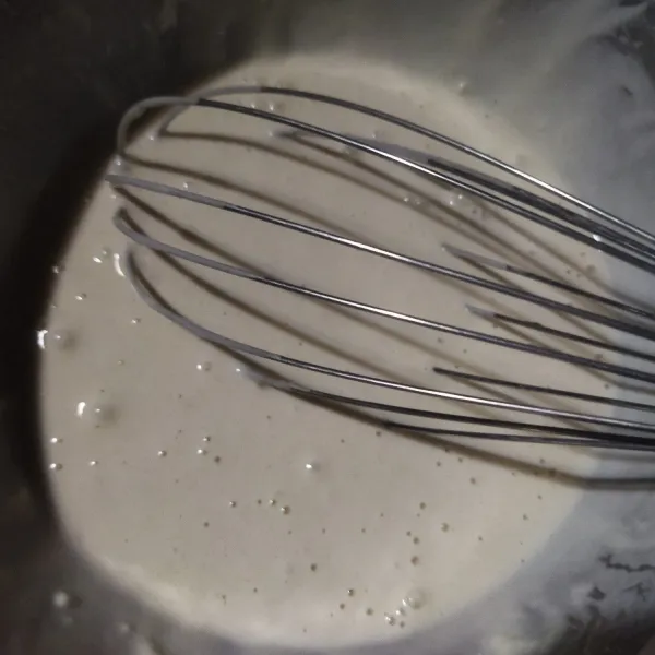 Untuk membuat tepung pelapis, aduk rata semua bahan.