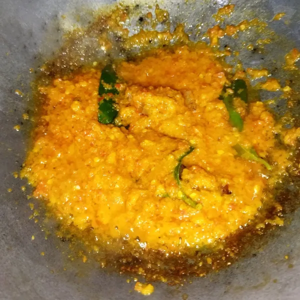 Masukkan daun salam dan lengkuas, aduk rata, masak hingga bumbu matang.
