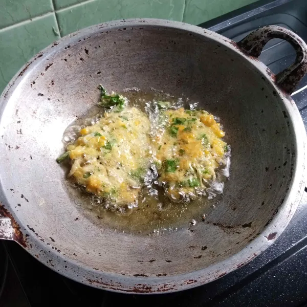 Goreng sampai matang kuning keemasan. Kemudian sajikan dengan cabai rawit hijau.