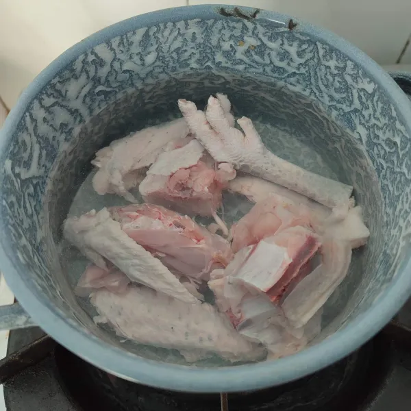 Potong ayam sesuai selera, kemudian cuci bersih. Rebus hingga empuk.