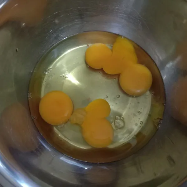 Kocok telur gula dan sp hingga mengembang.