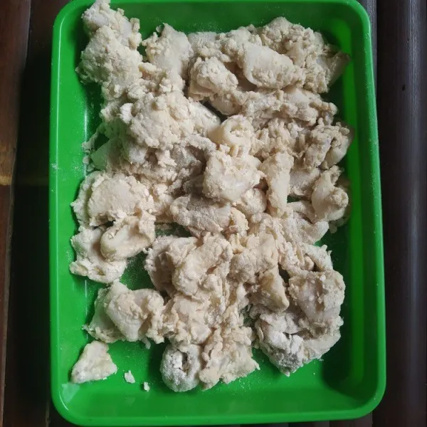 Baluri cumi dengan sisa tepung sambil dicubit-cubit, lakukan hingga bahan habis.