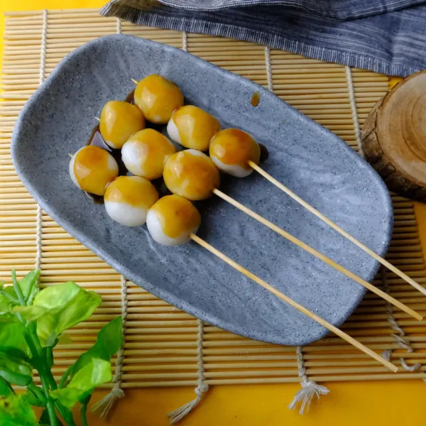 Tuang saus ke dango dan siap disajikan.