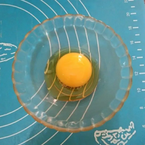 Campur kuning telur dan madu, lalu aduk rata.