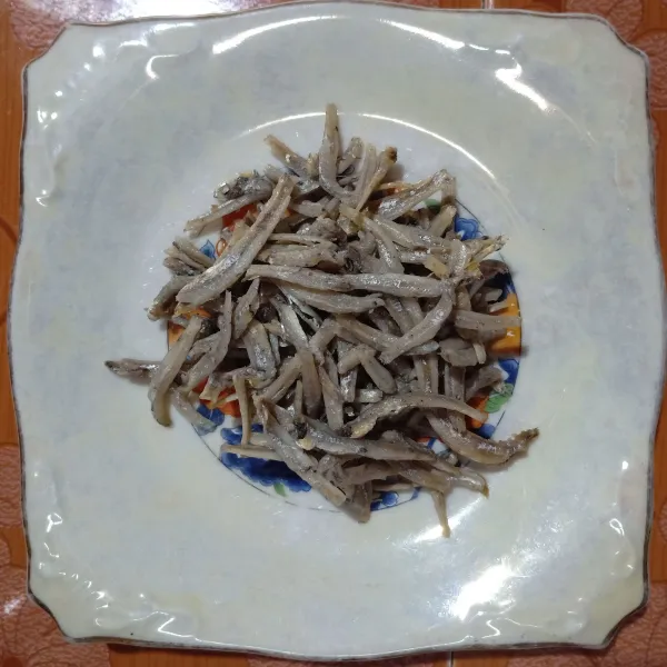 Cuci bersih ikan teri (bisa diganti udang rebon).