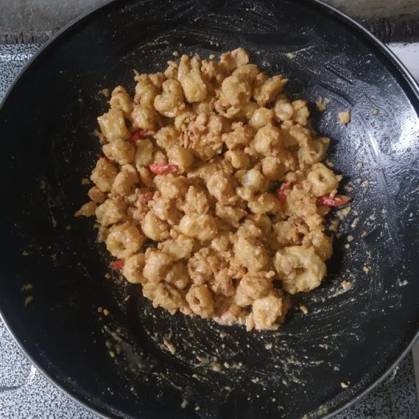 Masukkan cumi yang sudah di goreng, lalu aduk hingga bumbu rata. Kemudian sajikan hangat.