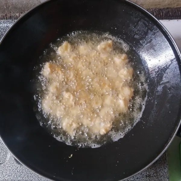 Panaskan minyak, goreng cumi hingga kecokelatan, tidak perlu terlalu lama agar cumi tidak alot, lalu angkat dan tiriskan.