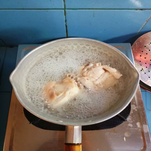 Cuci bersih ayam, lalu rebus ayam hingga empuk.