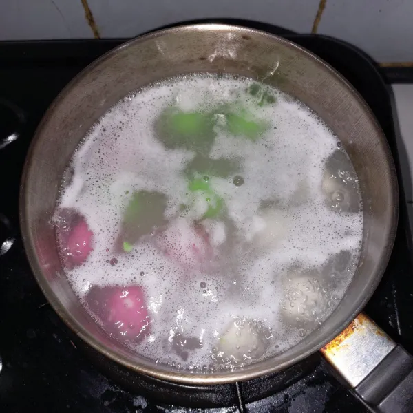 Didihkan air, kalau sudah mendidih masukkan dango sambil sesekali diaduk agar tidak lengket di dasar panci. Masak hingga benar-benar mengapung semua.