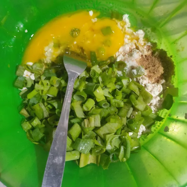 Masukkan telur, irisan daun bawang, garam, dan kaldu bubuk, lalu aduk rata.