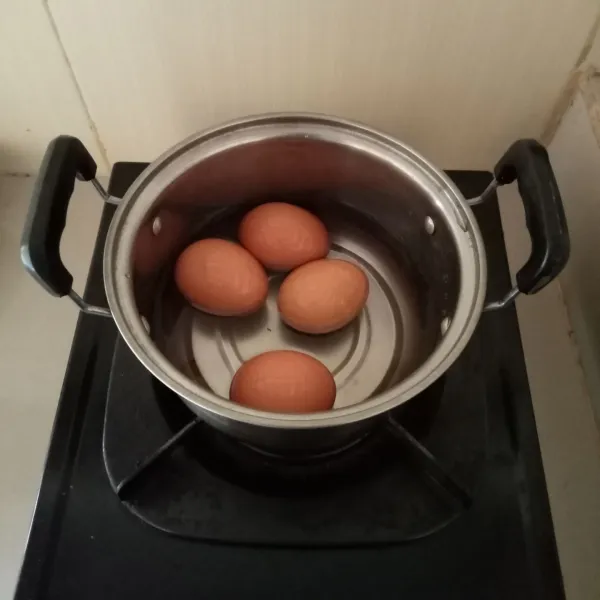 Rebus telur ayam hingga matang.